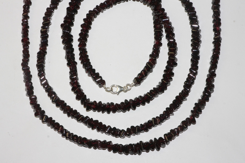 Garnet necklace rectangle / carabiner