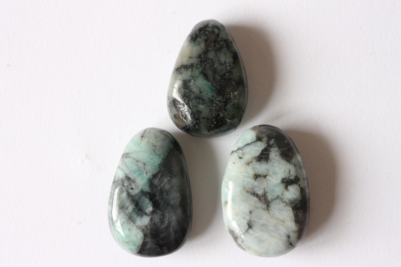 Set of 5 drilled emerald tumbled stone