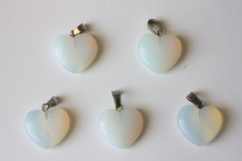 10pcs. Heart pendant 20mm opal glass synth.