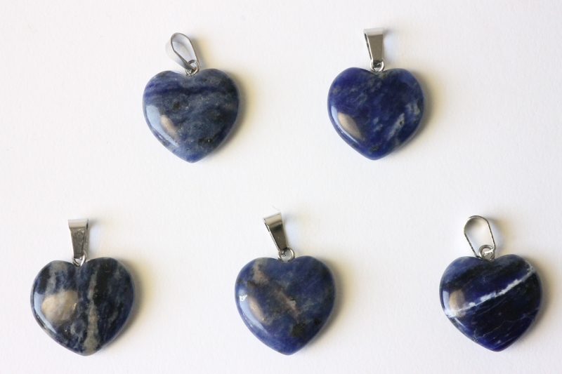 10pcs. Heart pendant 20mm sodalite