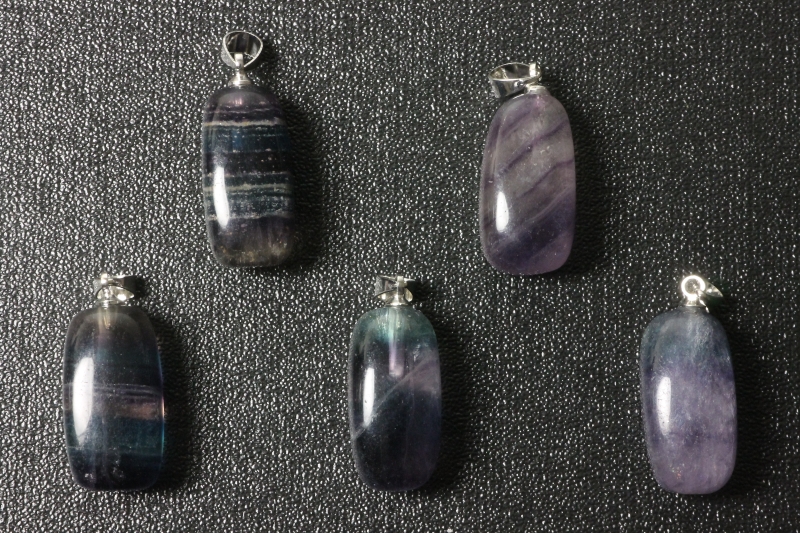 Set of 5 fluorite tumbled stones with eyelet