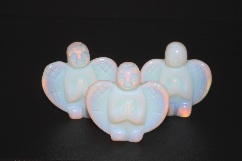 Angel kneeling opal glass synthetic