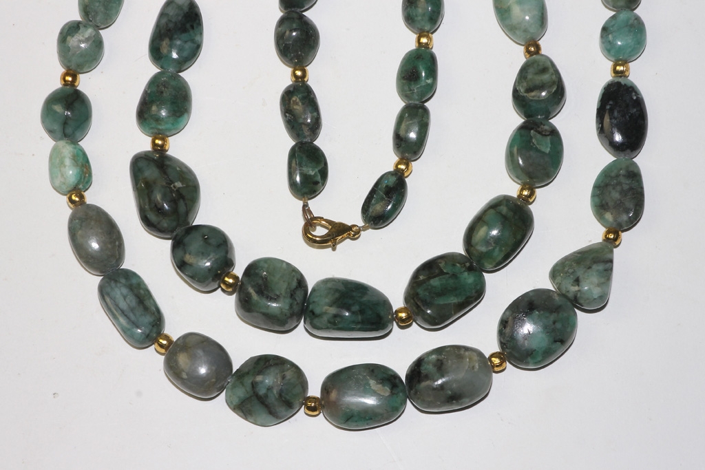 Baroque emerald necklace approx. 50cm