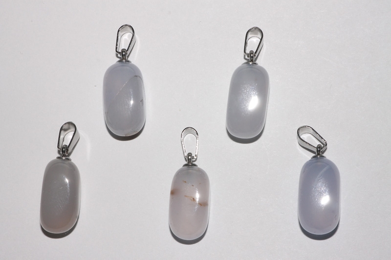 Set of 5 chalcedony tumbled stones with eyelet