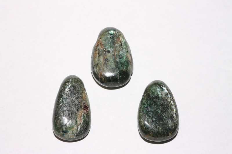 Set of 5 Disthen tumbled stone drilled