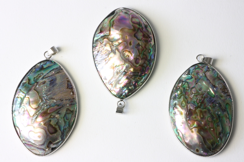 3pcs. Abalone shell pendant oval