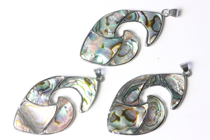 3pcs. Abalone shell pendant Maori whale