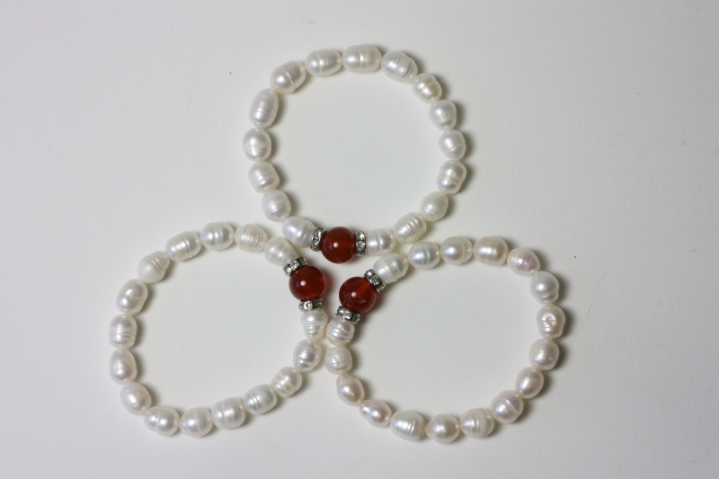 Armband SW.-Zuchtperle mit Carneol Kugel