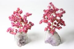 Edelstein-Bäumchen Pink-Achat auf Amethyst