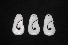 Set of 3 mother-of-pearl Maori fishing hooks for leath.