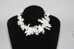 Mother of pearl necklace free-form 42cm